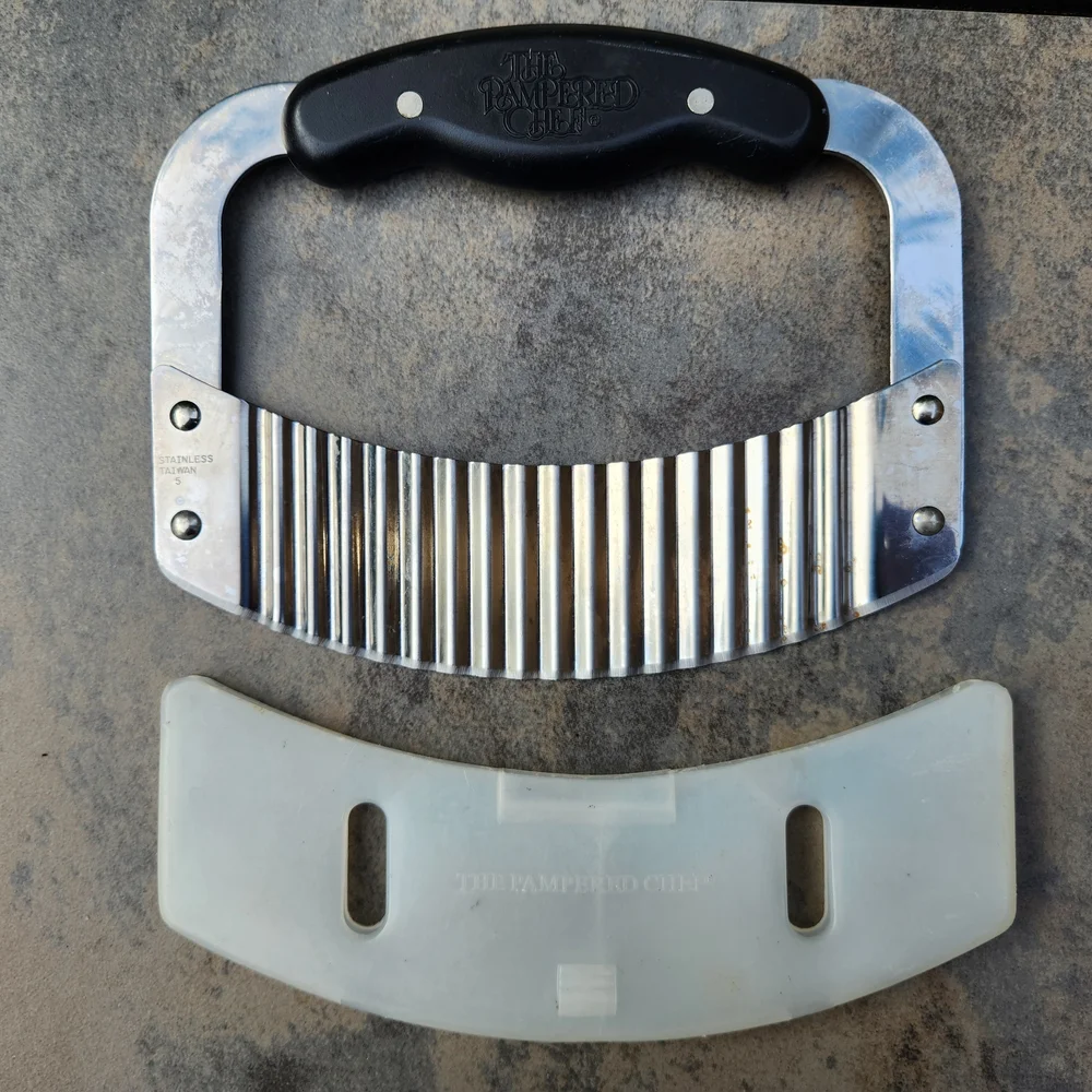 Pampered Chef Crinkle Cutter #1063 With Protective Blade Cover
